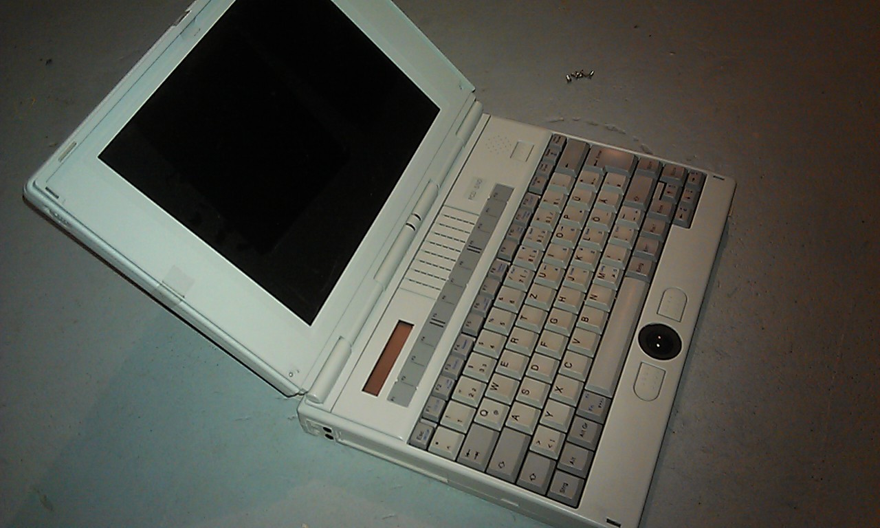 Alter Siemens Laptop mit 90 MHz - seitlich