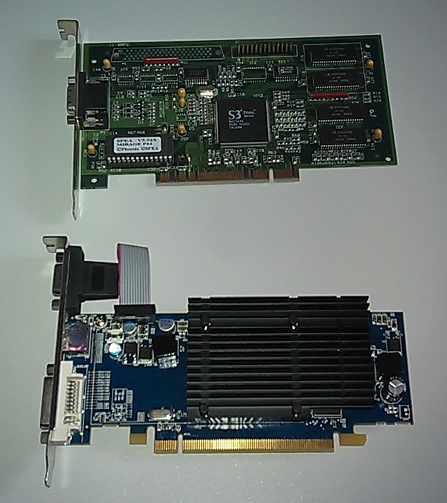 Vergleich heutiger (unten mit 512 MB RAM und PCI-E-Anbindung) und damaliger (oben mit 2 MB RAM und PCI-Anbindung) Grafikkarten