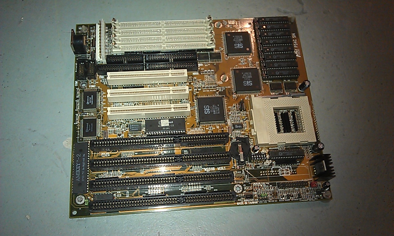 Altes Mainboard von ASUS mit Prozessorsockel 7 für AMD K6. Taktrate von ungefähr 200 MHz und weniger als 128 MB RAM