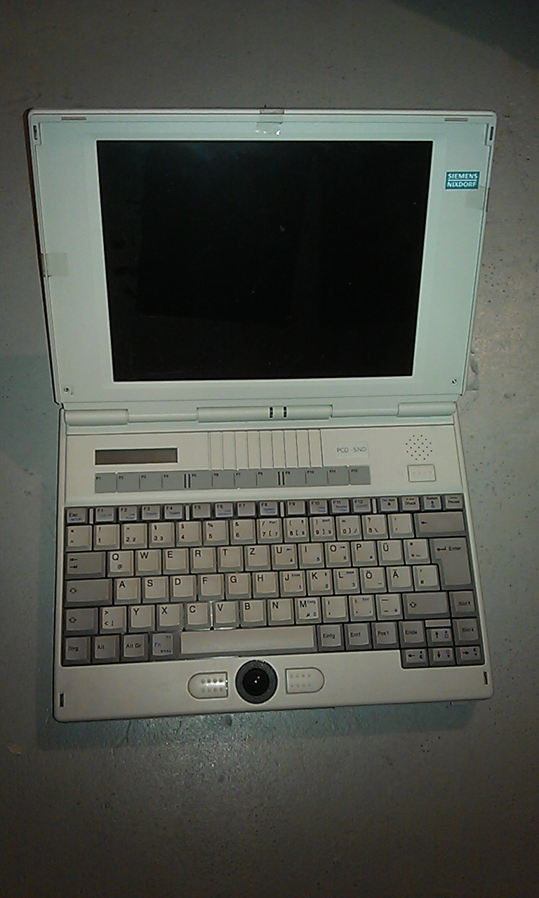 Alter Siemens Laptop mit 90 MHz Intel Pentium, 40 MB RAM, 1,2 GB Festplatte und 256 Farben Grafikkarte