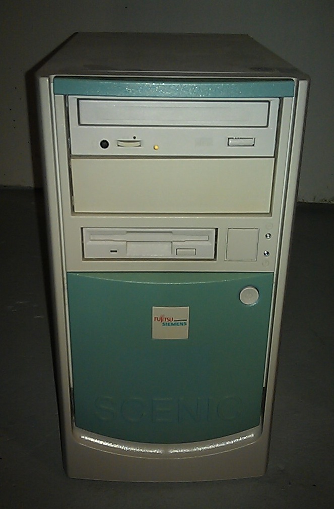 Alter Fujitsu Siemens PC mit einem Intel Celeron 800 MHz und 256 MB RAM